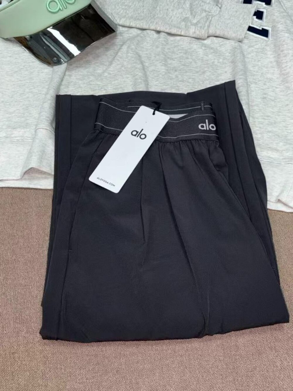 🔘NWT Alo Yoga Suit Up Trouser Dark Grey(Regular)Loose Straight Leg Pants - Picture 4 of 7